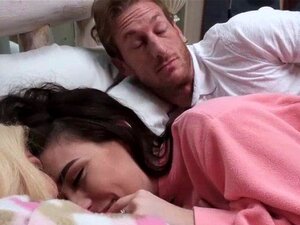 Les mignonnes Elizabeth et Jenna baisent leurs beaux-pères. Les