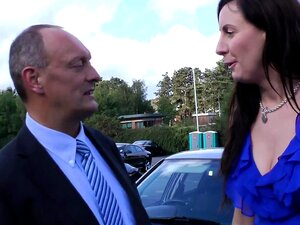 L'infirmière MILF apprécie les préliminaires avec un mec plus âgé