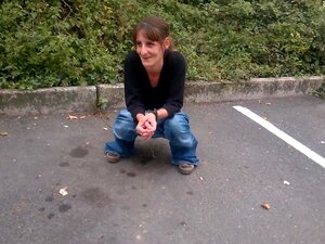 petite pisse dans la rue, petite pipi dans la rue