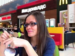 Une fille chaude fait une pipe en public à un inconnu et avale du