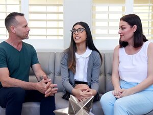 Une nana aux petits seins a profité d'un beau-parent après une pipe.