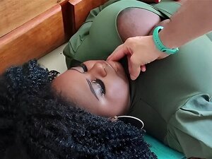 La mignonne sexy se fait baiser. La mignonne adorable est d'humeur à