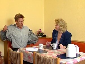 Jeune et Emo Anja se font baiser dans la vie