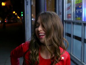 BLACKEDRAW Riley Reid lèche une grosse queue noire dans une chambre