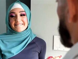 Jeune fille musulmane fraîche formée par son coach de football