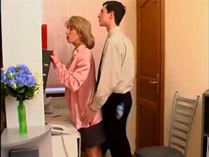 Une MILF en bas résille taquine le gars. Une MILF en bas résille