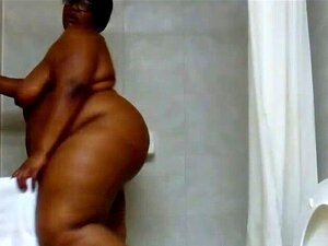 Une BBW noire avec un gros cul prend une douche