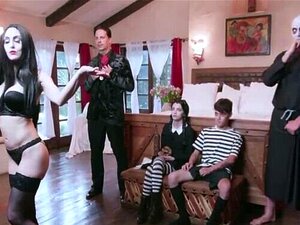 L'orgie de la belle-famille d'Adam - Audrey Noir & Kate Bloom