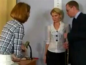 Une jolie nana passe un entretien d'embauche nu humiliant avec