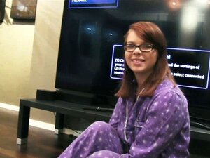 Des nanas de fac se font baiser en pyjama lors d'une fête lesbienne.