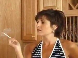 120 femme fumante. 120 femme fumante