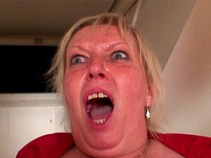 Elle prend deux bites dans sa vieille chatte et gorge. Elle prend deux