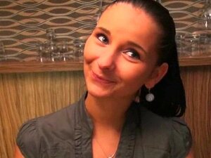 Voyons comment la salope tchèque Marie, la barmaid, se fait baiser.