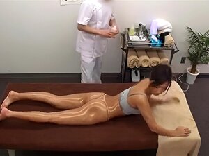 Fille Chaude Pelotée Par Un Masseur Massage À L'Huile Japonais