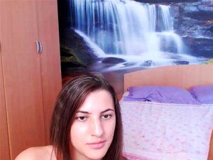 Petite mignonne se fait baiser par une grosse bite sur webcam. Petite