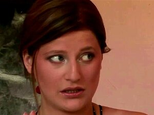 Une tchèque en chaleur se fait baiser en gang bang anal et vaginal