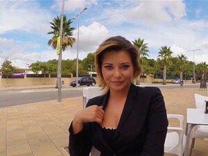 Anna Polina se fait baiser le cul pour de l'argent facile