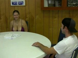 Grosse branlette de fille à gros seins