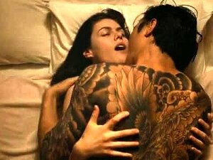 Alexandra Daddario, gros seins et cul dans des scènes de sexe