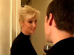 La belle-mère que j'aimerais baiser reçoit de l'anal, la blonde à