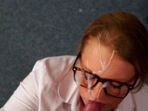 Une chatte sexy se prend une giclée de foutre sur le visage en