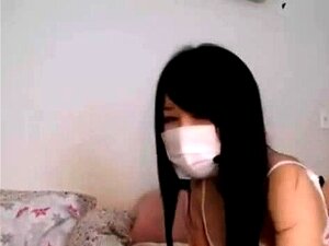 Petite webcam asiatique se branlant en jouant