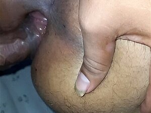 PLEIN DE LAIT LA CHATTE D'une petite fille potelée