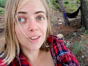 Jeu de chatte risqué et sperme crémeux dans le camp près du