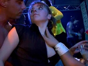 Sexe de groupe sauvage avec une chatte dans une boîte de nuit