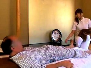 Masseuse asiatique offre une branlette