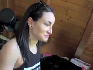 La pauvre fille syrienne se fait baiser le cul pour payer son loyer,