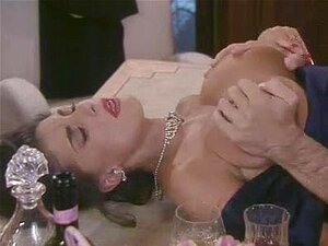 Sarah exhibe fraîchement son cul sexy