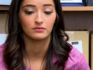 Emily est convaincue de prendre les flics avec une grosse bite contre