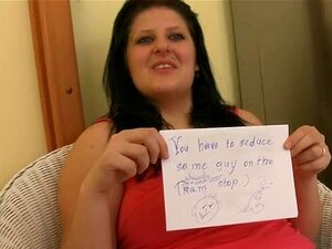 Elle décroche et satisfait un mec frais