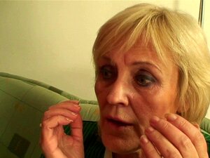 Vieille grand-mère avale deux queues. Vieille grand-mère avale deux