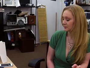 Une blonde amateur sexy fait une pipe et se fait pilonner la chatte