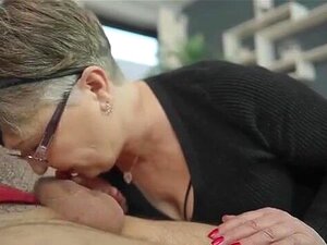 Alex Q (trente) Petra (Eu) (61) Granny Petra ramène un jeune inconnu