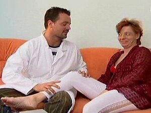 Maman poilue en anal et facial