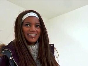 La mignonne arabe aux gros seins Safia adore l'anal