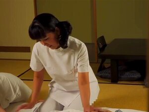 Masseuse japonaise mature donne des sous-titres de branlette à son