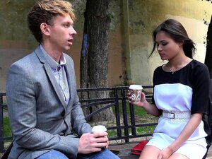 Ce mec a vraiment baisé au boulot, mais sa belle