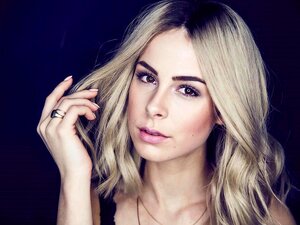 Lena Meyer Landrut en train de baiser