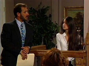 Les cheveux bruns aux petits seins classiques font de l'anal avec un