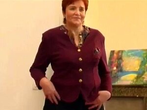 Une grand-mère de 68 ans vide sa chatte mûre et délicieuse