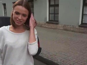 Un mec avec des lunettes d'espionnage invite une jolie fille amateur