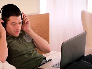 Une cam girl de VIXEN se fait attraper et baiser par son colocataire