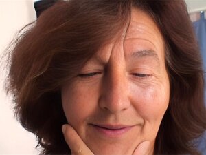 Il ramasse et baise une vieille femme aux gros seins