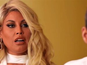 Les leaders spirituels, la blonde aux gros seins Bridgette B et Xander