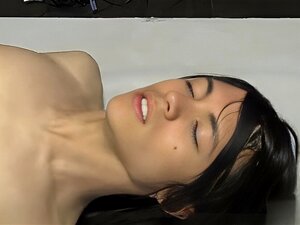 Vidéo gay de pieds de twink noir Roxy Red se réveille attaché à