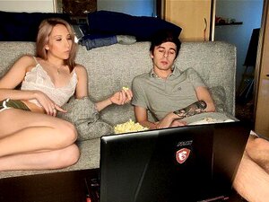 Étudiante timide baise dans les deux trous, sa coloc sexy. Double
